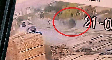 Refüje çarpan otomobilin devrilmesi kamerada; 1 yaralı