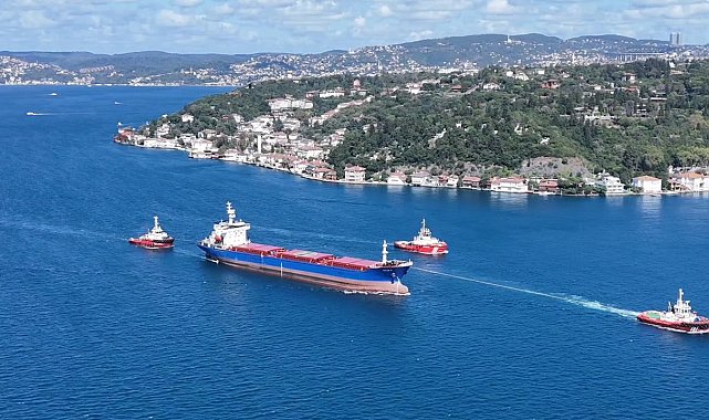 Rusya'da İHA saldırısına uğrayan gemi İstanbul Boğazı'nda geçiyor; trafik çift yönlü kapatıldı