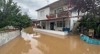 Sakarya Karasu'da dere taştı; su baskınları yaşandı