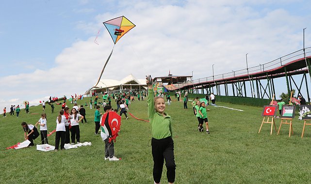 Samsun'da öğrenciler, uçurtmalarını Gazzeli çocuklar için uçurdu