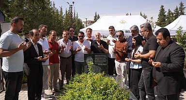 Sanatçılardan Kahtalı Mıçe'nin mezarına ziyaret