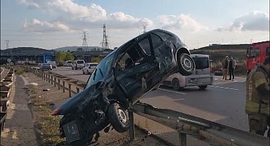 Sancaktepe'de bariyere çarpan otomobilin sürücüsü yaralandı