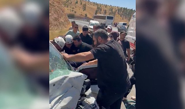 Şanlıurfa'da tur otobüsüyle çarpışan hafif ticari aracın sürücüsü öldü