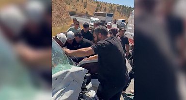 Şanlıurfa'da tur otobüsüyle çarpışan hafif ticari aracın sürücüsü öldü