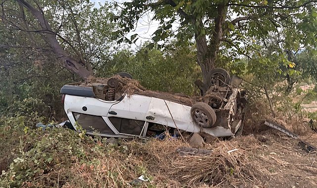 Şarampole yuvarlanan otomobil ağaca çarptı; 8 yaralı
