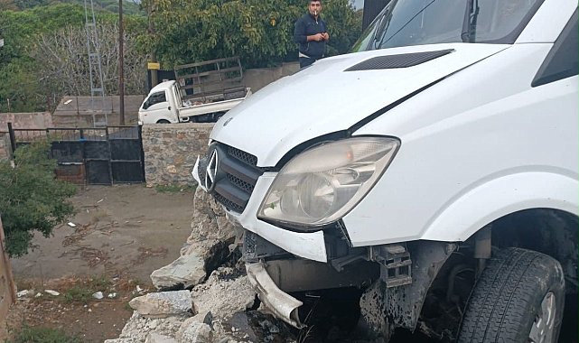 Sarıyer'de duvara çarpan okul servisinin şoförü yaralandı