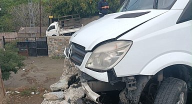 Sarıyer'de duvara çarpan okul servisinin şoförü yaralandı