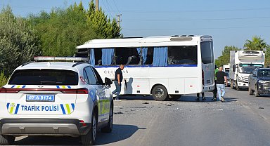 Servis midibüsü tur otobüsüne çarptı: 6 yaralı
