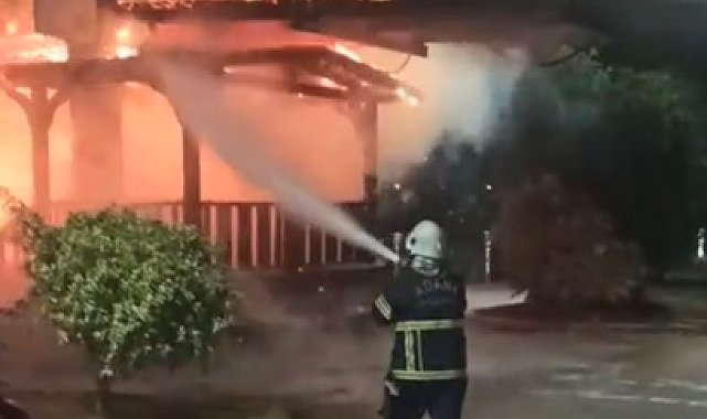 Seyhan Nehri üzerindeki asma yaya köprüsünde yangın