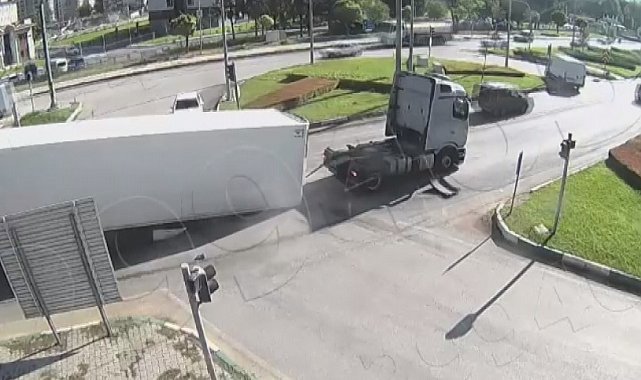 Seyir halindeki TIR'ın dorsesinin koptuğu anlar kamerada