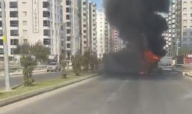 Seyir halindeyken alev alan otobüs yandı