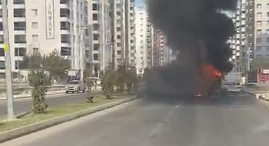 Seyir halindeyken alev alan otobüs yandı
