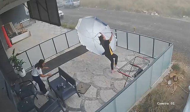 Şiddetli rüzgarda havalanan şemsiyeyle savruldular