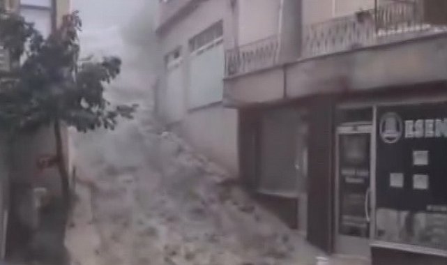 Sinop'ta sağanak sonrası yollar göle döndü