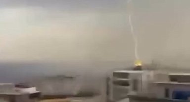 Şırnak'ta 8 katlı binaya yıldırım isabet etti; o anlar kamerada