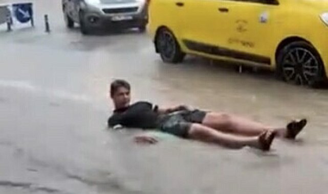 Şişme yataklarla sel sularında yüzdüler