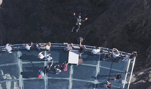 Sivas'ta 243 metrelik cam seyir terastan nefes kesen atlayış