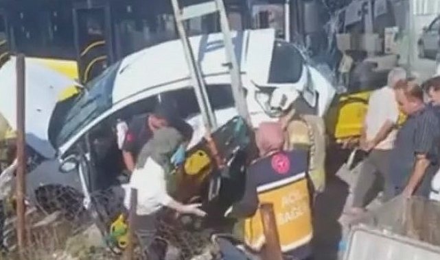 Sultanbeyli'de İETT otobüsü ile otomobil çarpıştı: 1'i bebek 4 yaralı