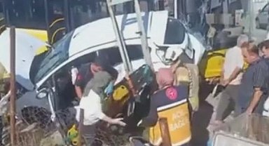 Sultanbeyli'de İETT otobüsü ile otomobil çarpıştı: 1'i bebek 4 yaralı