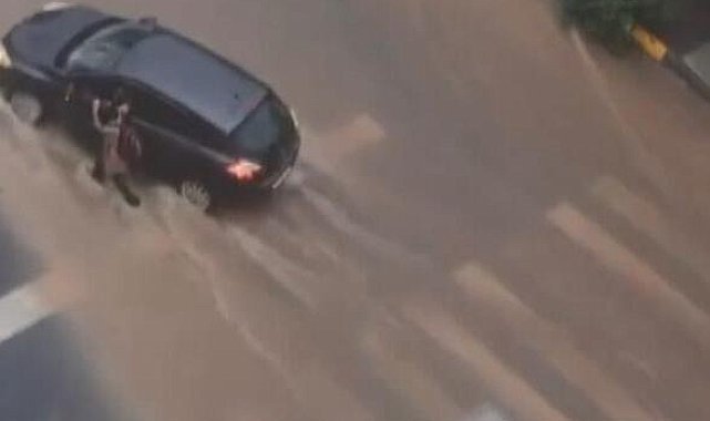 Sultanbeyli'de yağmur suyunda sürüklenerek yere düşen çocuğa sürücü yardım etti