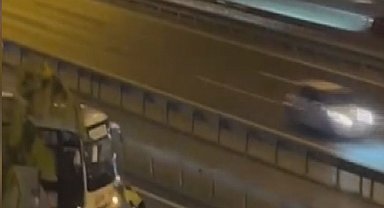 Sultangazi'de arızalanan midibüsü yol kenarına iten kadın polis kamerada