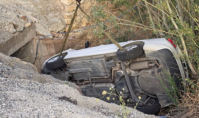 Sürücüsü fenalaşan otomobil menfezin girişine düştü: 3 yaralı