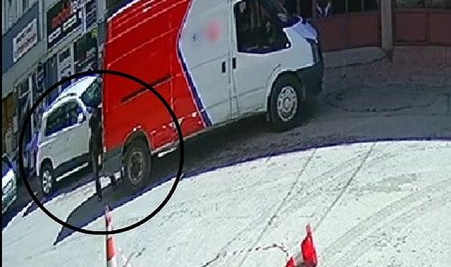Sürücüsünün geri manevra yaptığı minibüs yayaya çarptı