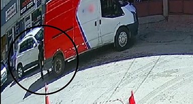 Sürücüsünün geri manevra yaptığı minibüs yayaya çarptı