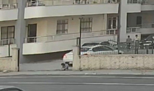 Sürücüsünün geri manevra yaptığı otomobilin altında kalan çocuk ağır yaralandı