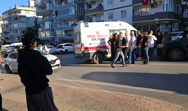 Sürücüsünün kalp krizi geçirdiği servis minibüsü, otomobille çarpıştı