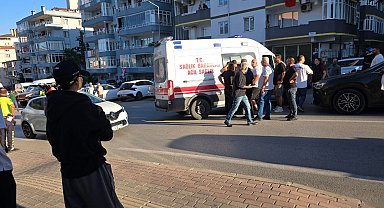 Sürücüsünün kalp krizi geçirdiği servis minibüsü, otomobille çarpıştı