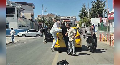 Taksi şoförü ile motokuryenin trafikte tekmeli yumruklu kavgası kamerada