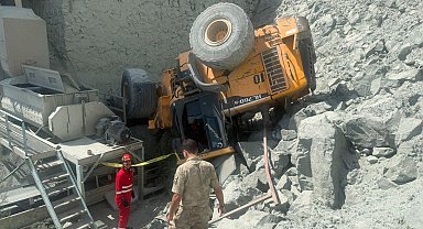 Taş ocağında devrilen iş makinesinin operatörü öldü