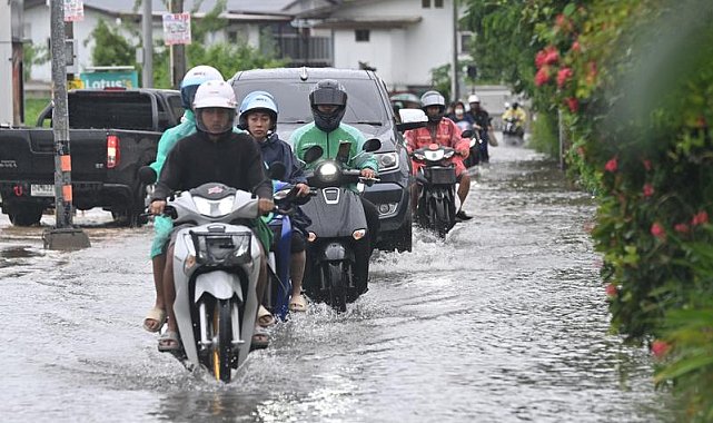Tayland'ın başkenti Bangkok'ta sel 700 bin kişiyi etkiledi