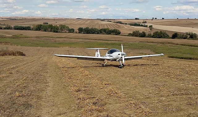 Tekirdağ'da eğitim uçağı, tarlaya zorunlu iniş yaptı