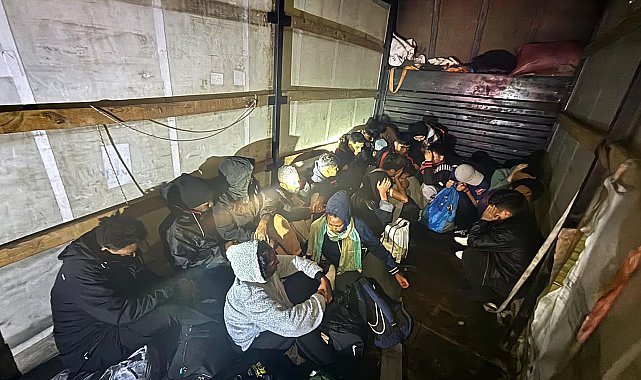 Tekirdağ'da kamyonette 19 kaçak göçmen yakalandı