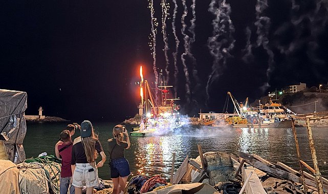 Tekirdağlı balıkçılar, dualar ve havai fişek gösterileriyle denize açıldı
