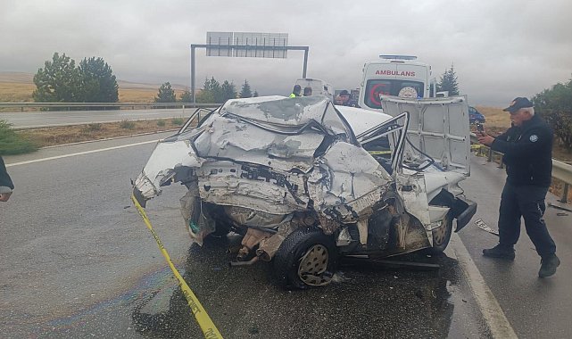 TIR, otomobile çarptı; 2 ölü