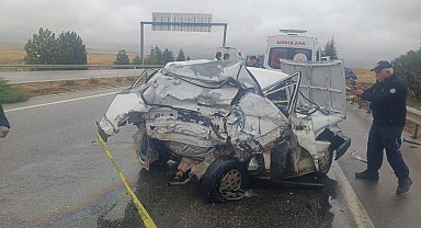 TIR, otomobile çarptı; 2 ölü