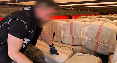 TIR'daki saman çuvallarından kaçak sigara ve telefon çıktı