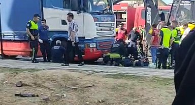 TIR'ın altında kalan yaya ağır yaralandı