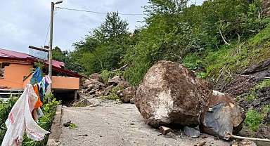 Trabzon'da heyelanda ev hasar aldı