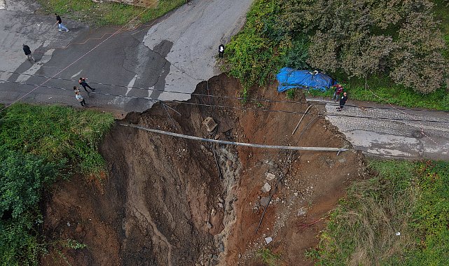 Trabzon'da mahalle yolu çöktü; sürüklenen araçlaki 2 kişi yaralandı
