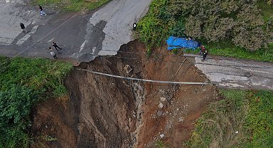 Trabzon'da mahalle yolu çöktü; sürüklenen araçlaki 2 kişi yaralandı