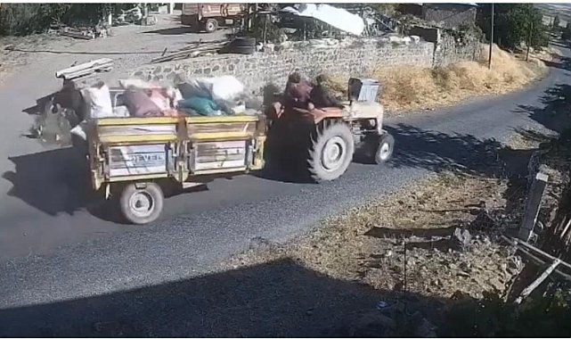 Traktörün devrildiği kaza kamerada; 3 yaralı