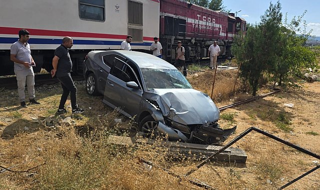 Tren, hemzemin geçitte otomobile çarptı: 1 yaralı