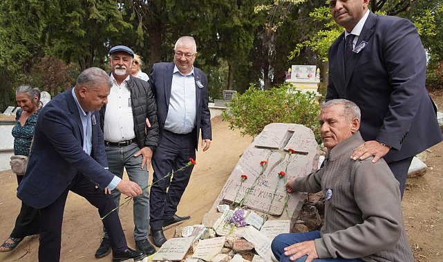 Tuncel Kurtiz, ölümünün 13'üncü yıl dönümünde mezarı başında anıldı