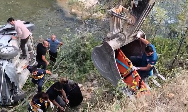 Tunceli'de hafif ticari araç çay kenarına devrildi: 2'si ağır, 5 yaralı