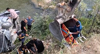 Tunceli'de hafif ticari araç çay kenarına devrildi: 2'si ağır, 5 yaralı