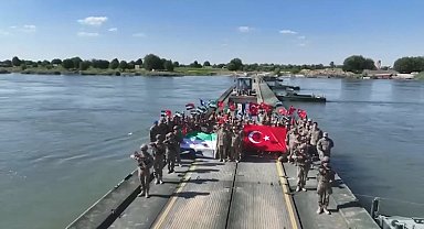 Türkiye'nin desteğiyle Fırat Nehri üzerine yüzer köprü kuruldu